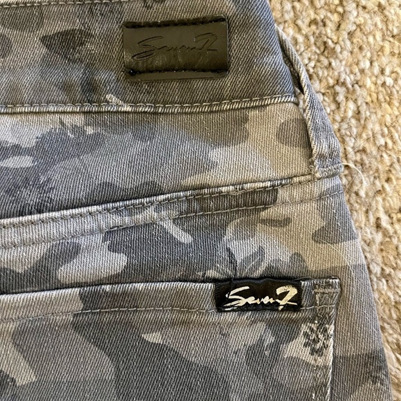 Seven gray camo with flowers print jeans size 4 - Picture 4 of 5